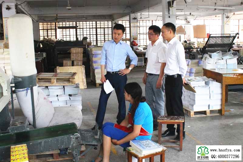 首先老師一行在薛廠長(zhǎng)的帶領(lǐng)下參觀業(yè)務(wù)流程