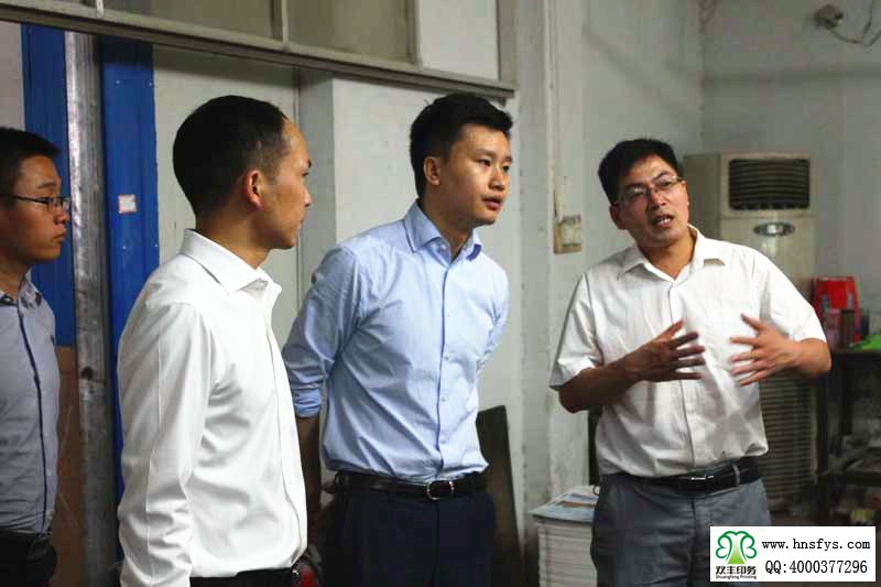首先老師一行在薛廠長(zhǎng)的帶領(lǐng)下參觀業(yè)務(wù)流程