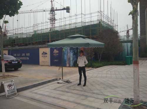 溪地美女警衛(wèi)的標準站姿！