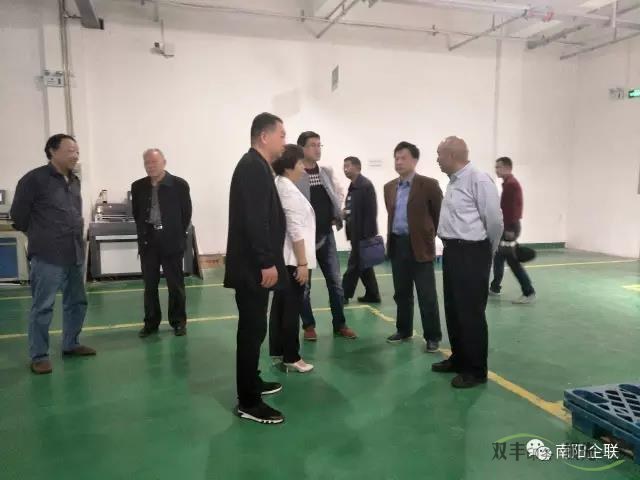 評(píng)審委員會(huì)有關(guān)專家深入南陽(yáng)市雙豐印務(wù)有限公司生產(chǎn)車間參觀調(diào)研