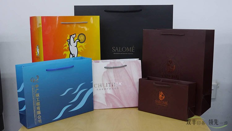 	手提袋印刷作為企業(yè)宣傳，品牌擴(kuò)大影響力的一個重要媒介，每個企業(yè)的營銷部都非常熟悉，一年要都要制作很多批次，每次活動，促銷都要制作，在南陽，哪家手提袋印刷專業(yè)呢？