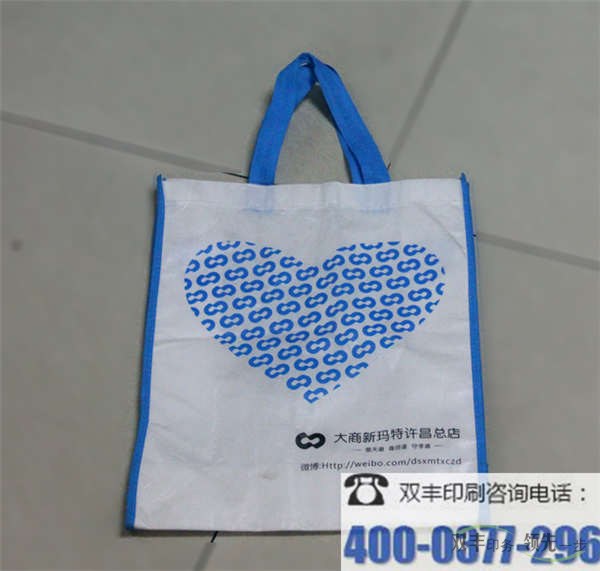 無紡布手提袋和塑料手提袋對(duì)比有什么優(yōu)勢(shì)